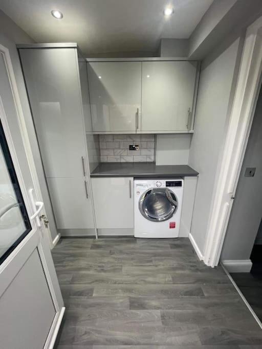 Large 1 Bedroom Flat With Private Parking 플리머스 외부 사진